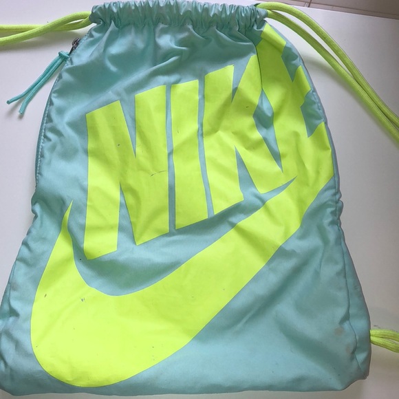 green nike drawstring bag